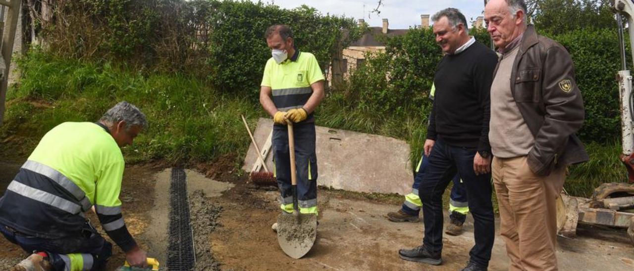 Por la derecha, Eduardo Martínez Llosa y Alejandro Villa, junto a dos operarios, en la zona de las obras. | A. S.