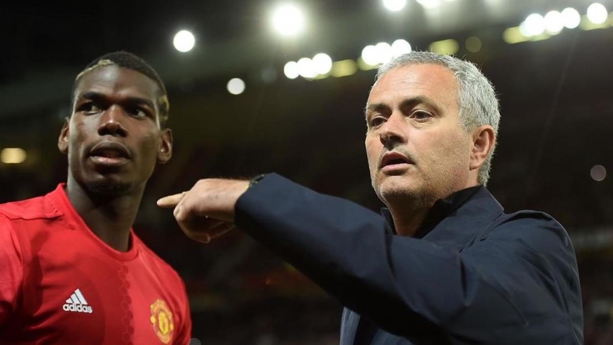 Mourinho dando las indicaciones correctas a Pogba