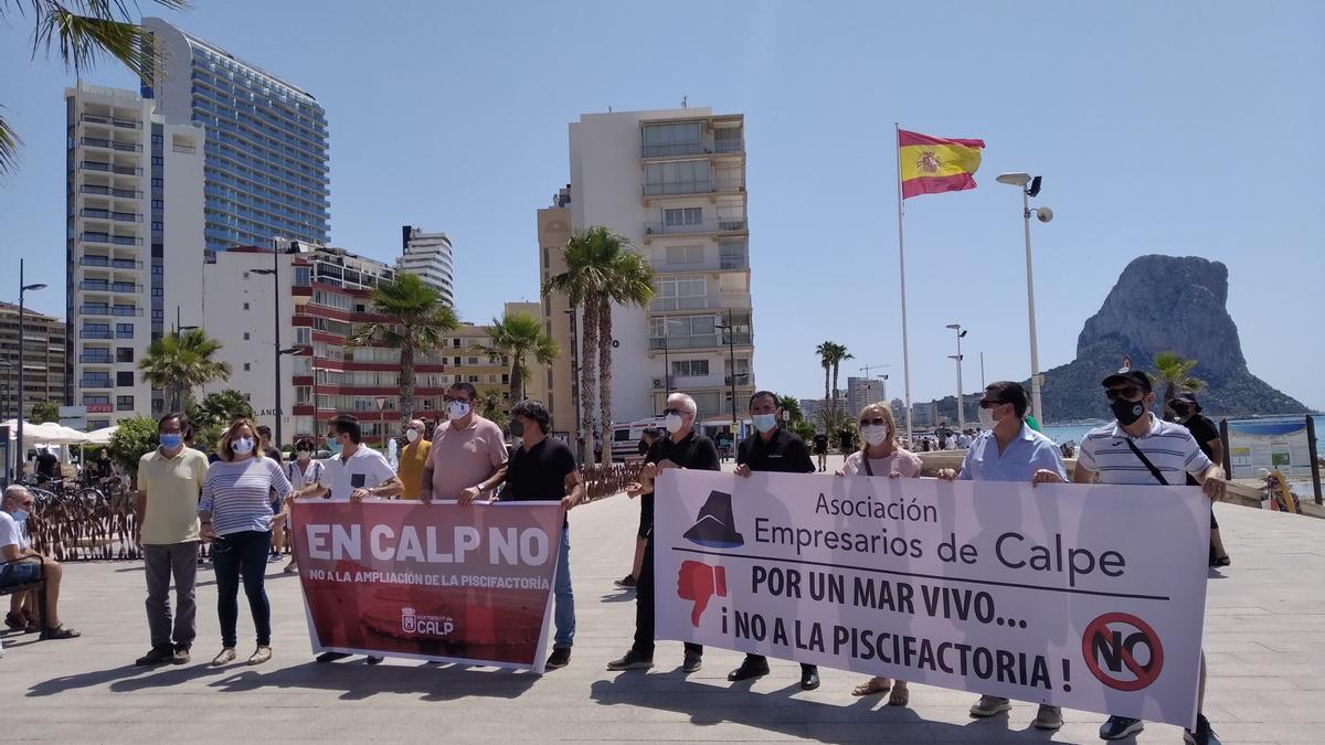 Participantes en la concentración enarbolan pancartas de rechazo