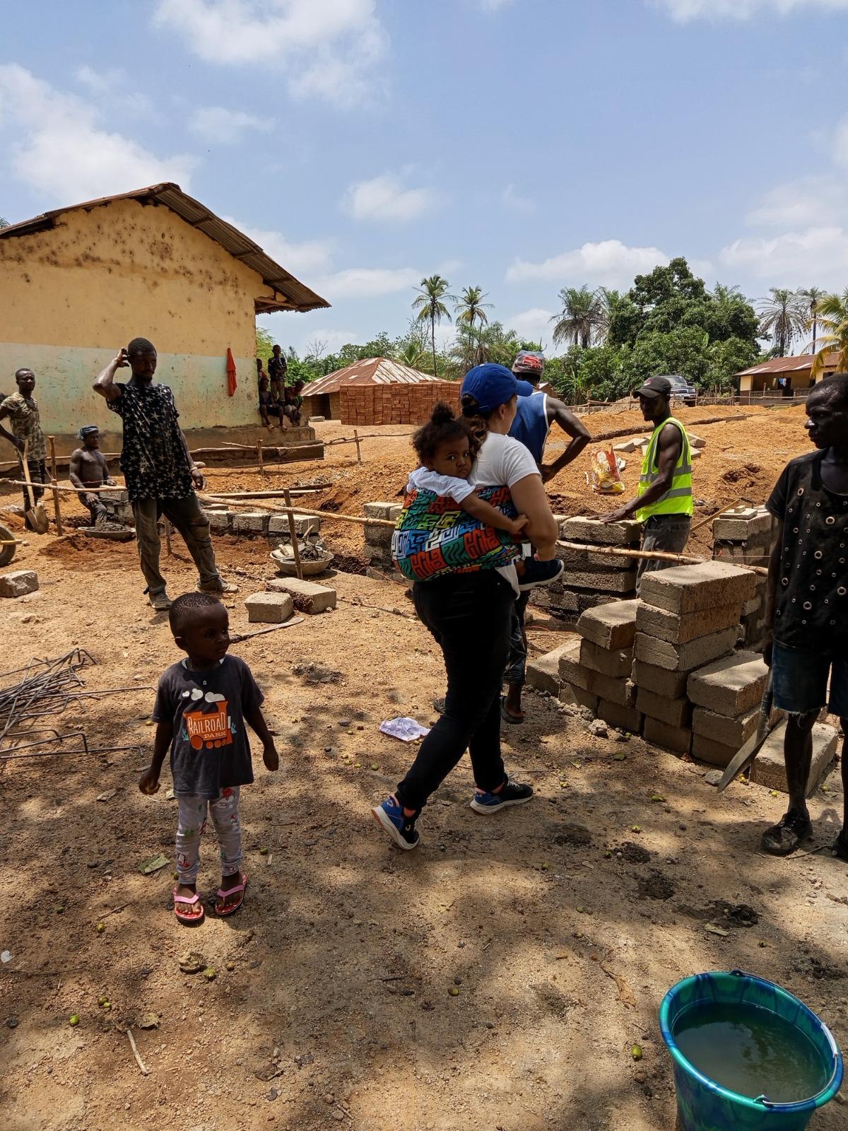 La madrileña Clara Abella viajó en por primera vez al país africano en 2012, donde conoció al que hoy es su marido.