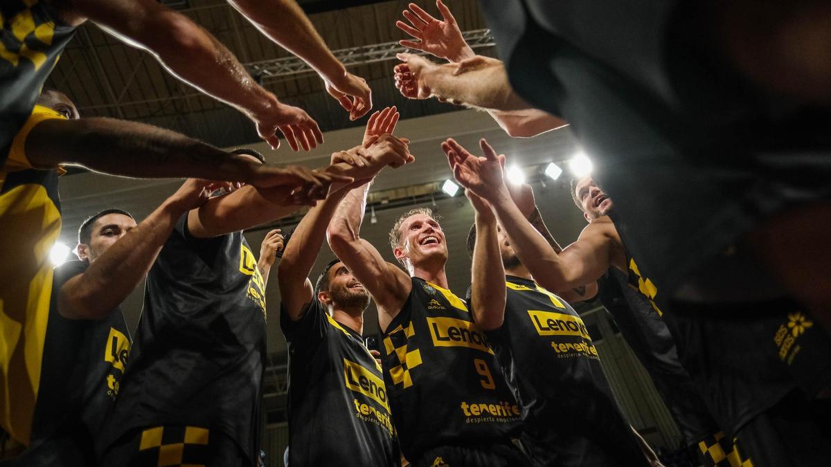 Los jugadores del Lenovo Tenerife celebran una victoria en casa dentro de la BCL.