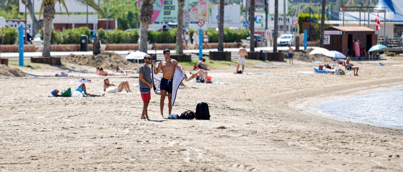 Turistas en la playa de Sant Antoni en una imagen de archivo.