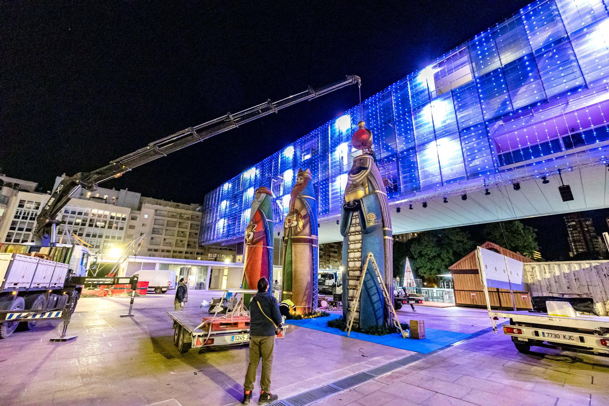 Los Reyes Magos de 10 metros toman la plaza de la Navidad de Benidorm