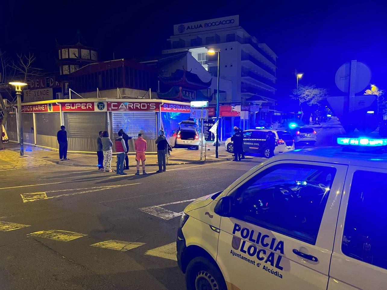 Un conductor con un coche robado se estrella contra un supermercado cuando huía de la Guardia Civil en Alcúdia