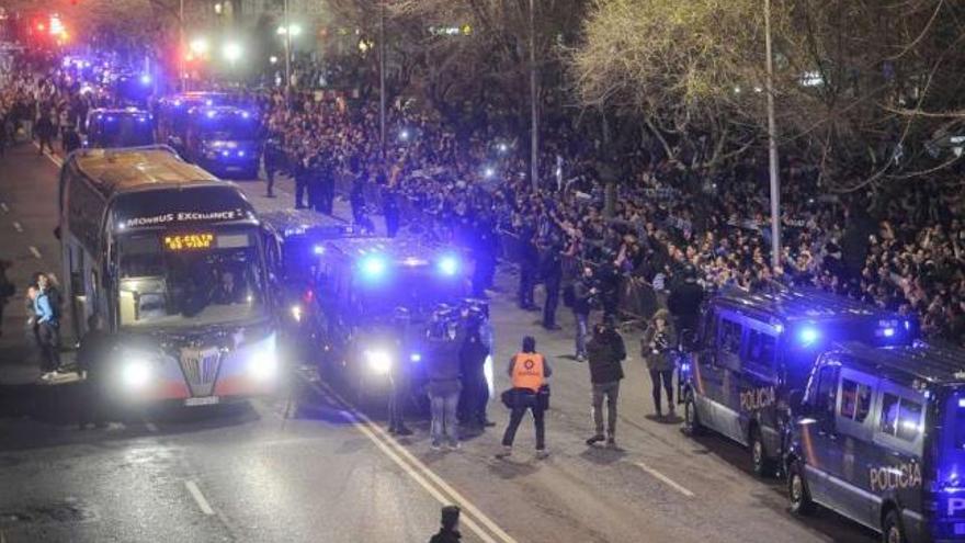 Despliegue policial en la calle Manuel Murguía al llegar el autobús del Celta a Riazor. // Carlos Pardellas