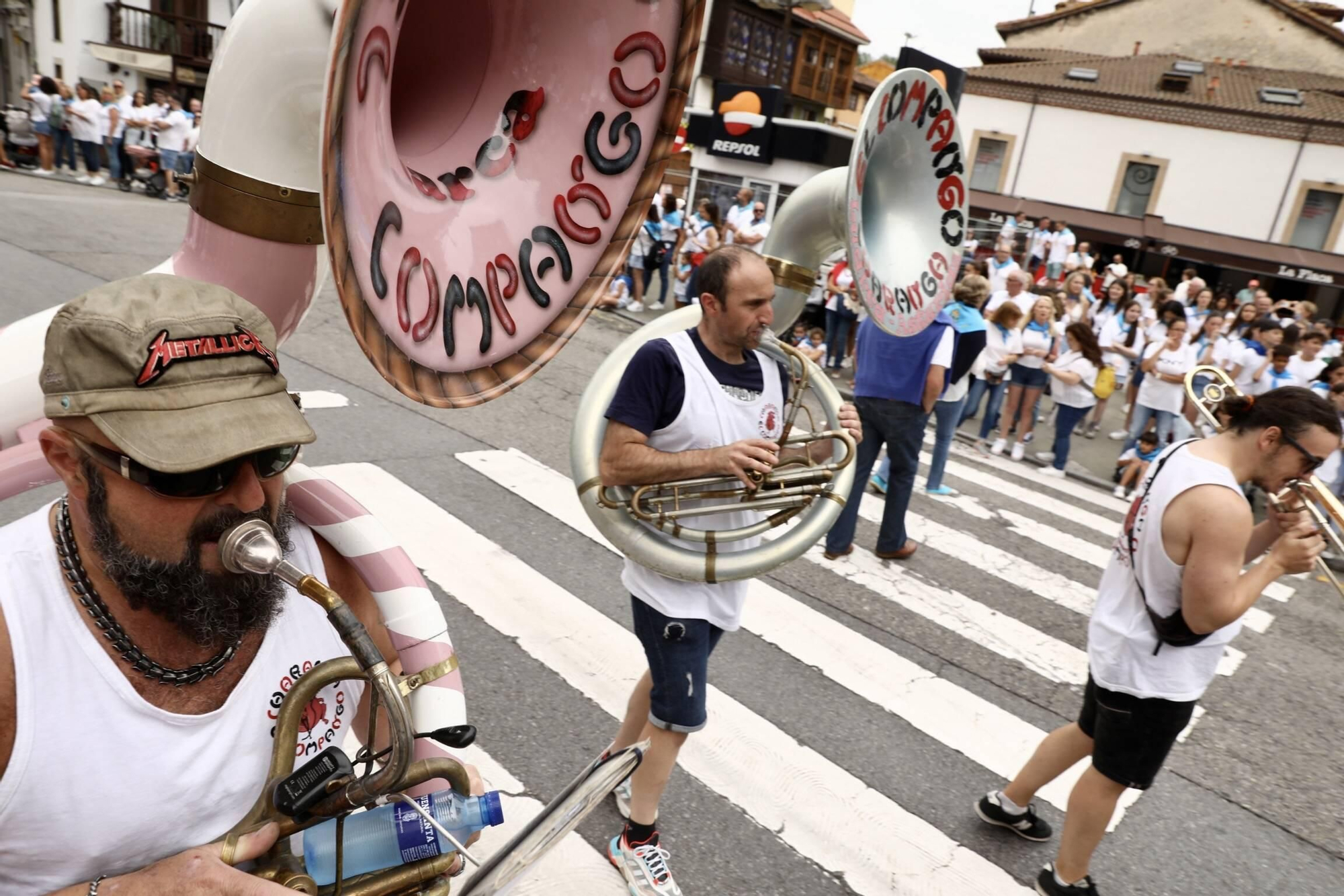En imágenes: Miles de romeros celebran el Carmín en la Pola