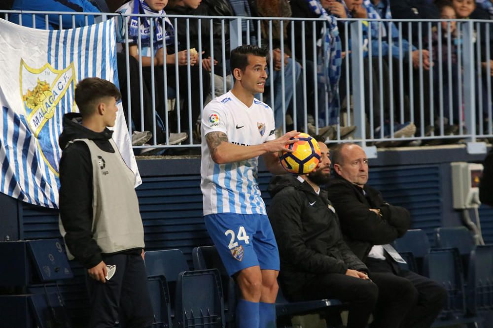 Las imágenes del derbi andaluz en La Rosaleda, que estuvo precedido de un minuto de silencio en memoria de Pablo Ráez. Sobre el césped, el conjunto bético remontó un choque en el que el Málaga CF no estuvo bien.