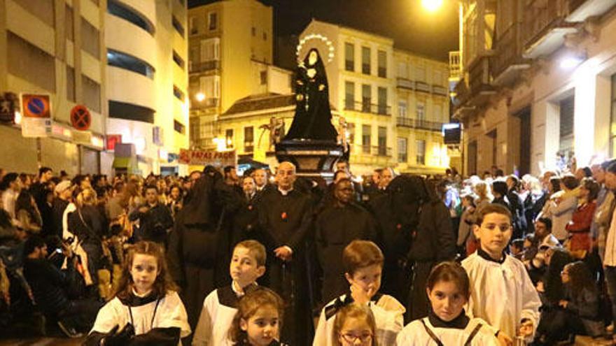 La Virgen de los Dolores de Servitas bajando por la calle Carretería.