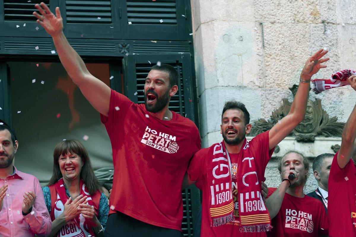 Parlament inèdit al costat de Cristhian Stuani al balcó de l'Ajuntament per celebrar el doble ascens del Bàsquet Girona i Girona FC.