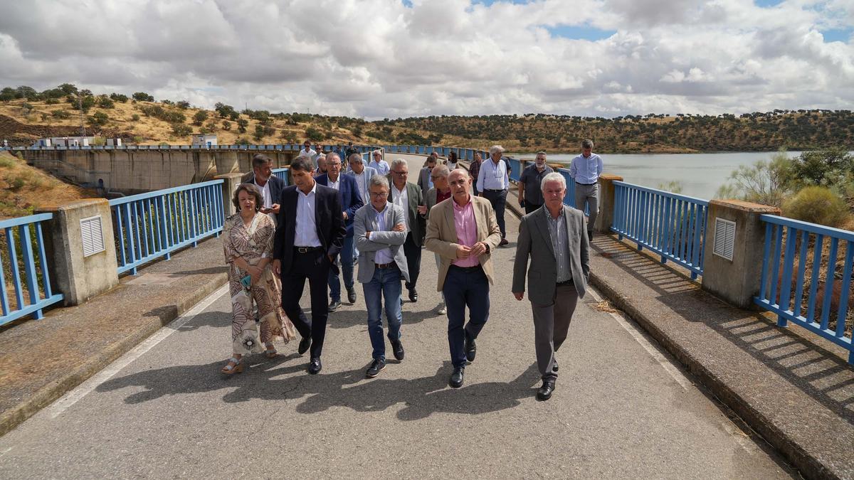 Representantes de las distintas administraciones, en el puente de la presa de La Colada.
