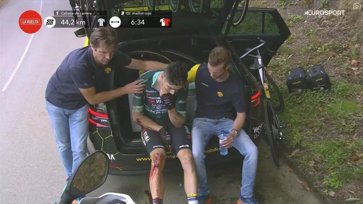 Van Aert, tras la caída que le hizo abandonar la Vuelta España 2024, en la etapa de los Lagos de Covadonga.