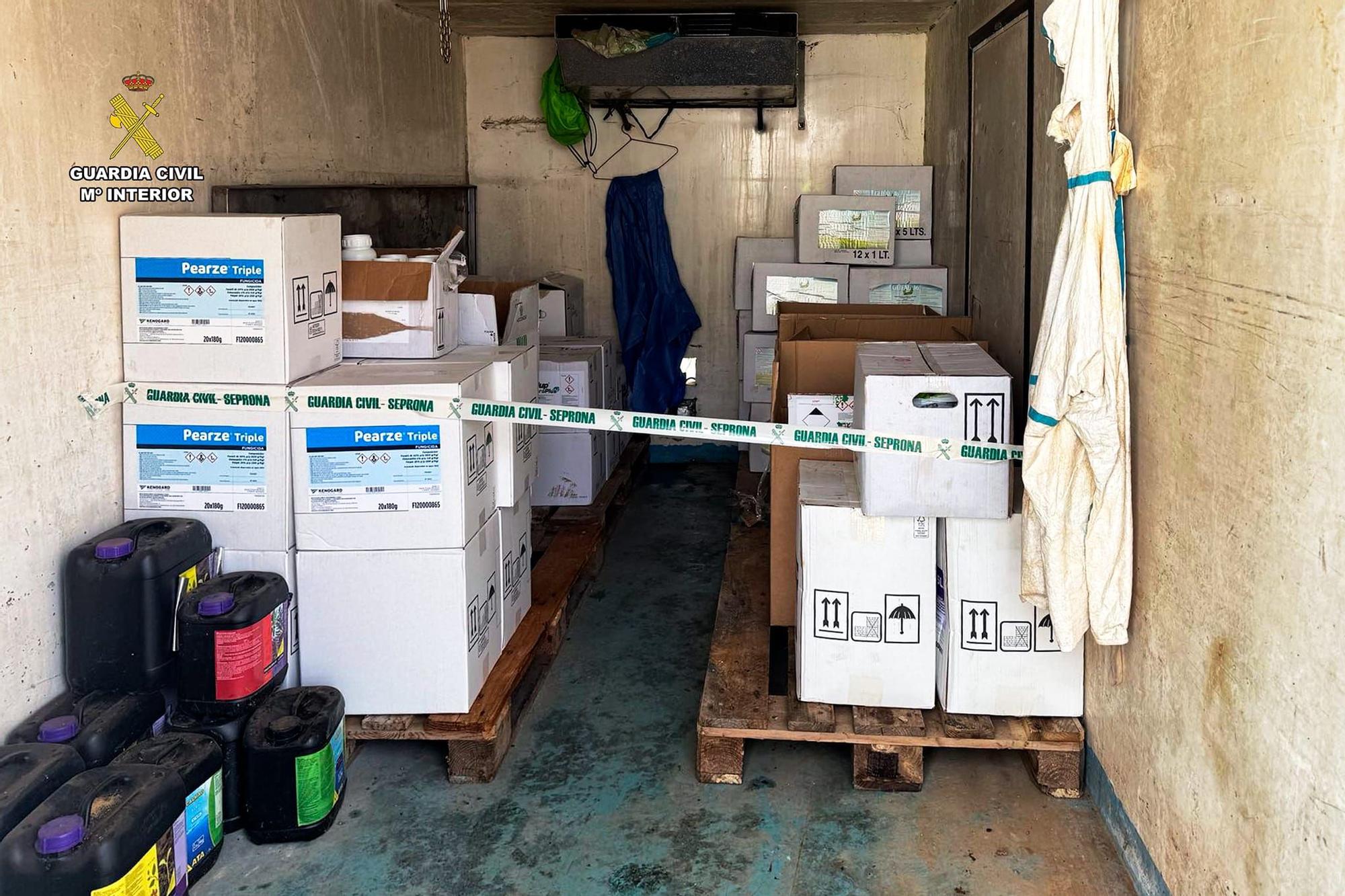 Productos incautados en el registro llevado a cabo en Zas.