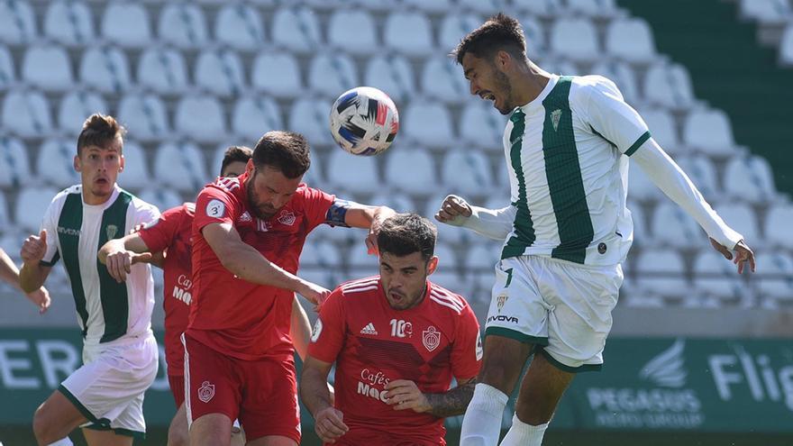 Domínguez, del Córdoba CF B, en un partido de la segunda fase disputado en El Arcángel.