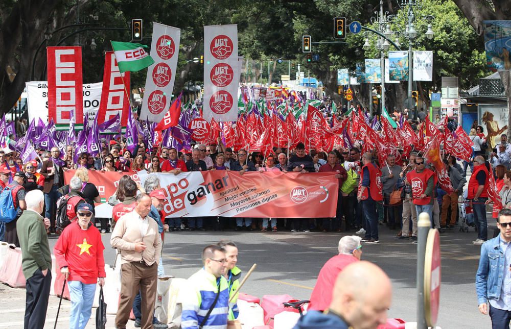 Miles de personas participan en la marcha convocada por los sindicatos para este martes, Día Internacional del Trabajo