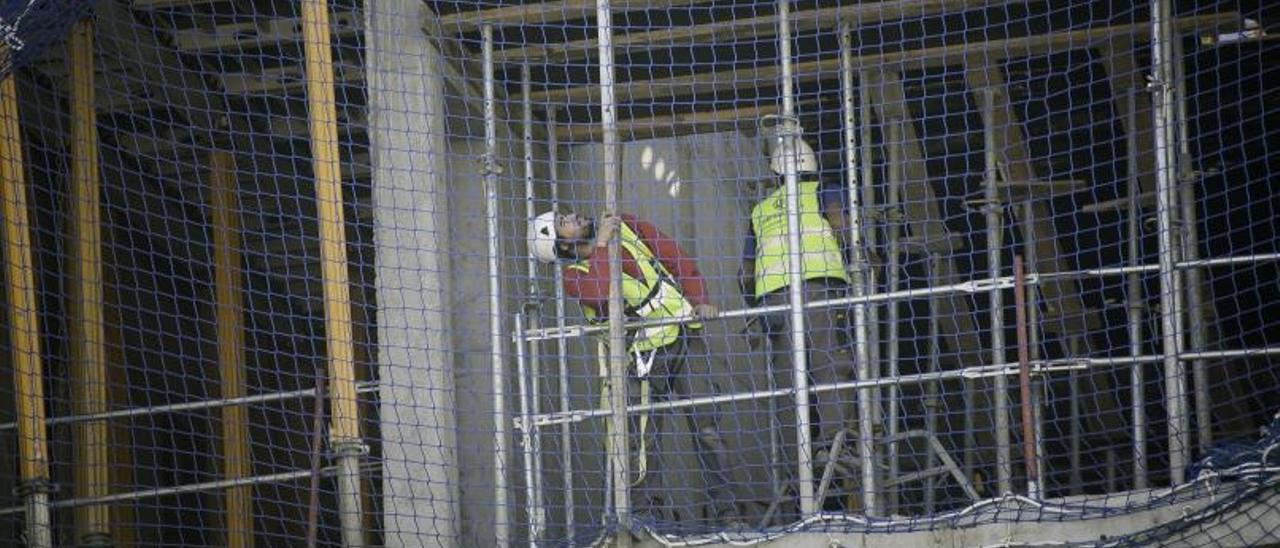 Dos obreros de la construcción en un edificio. |   // J. C.