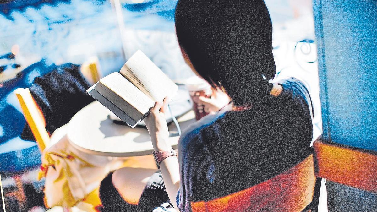 Japonés leyendo