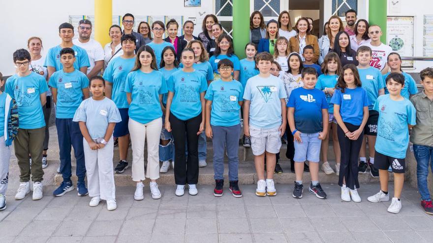 Foto de familia de los miembros del Foro Infantil y Juvenil, vinculado al proyecto Ciudad Amiga de la Infancia, junto a miembros del Ayuntamiento capitalino. | | LP/DLP