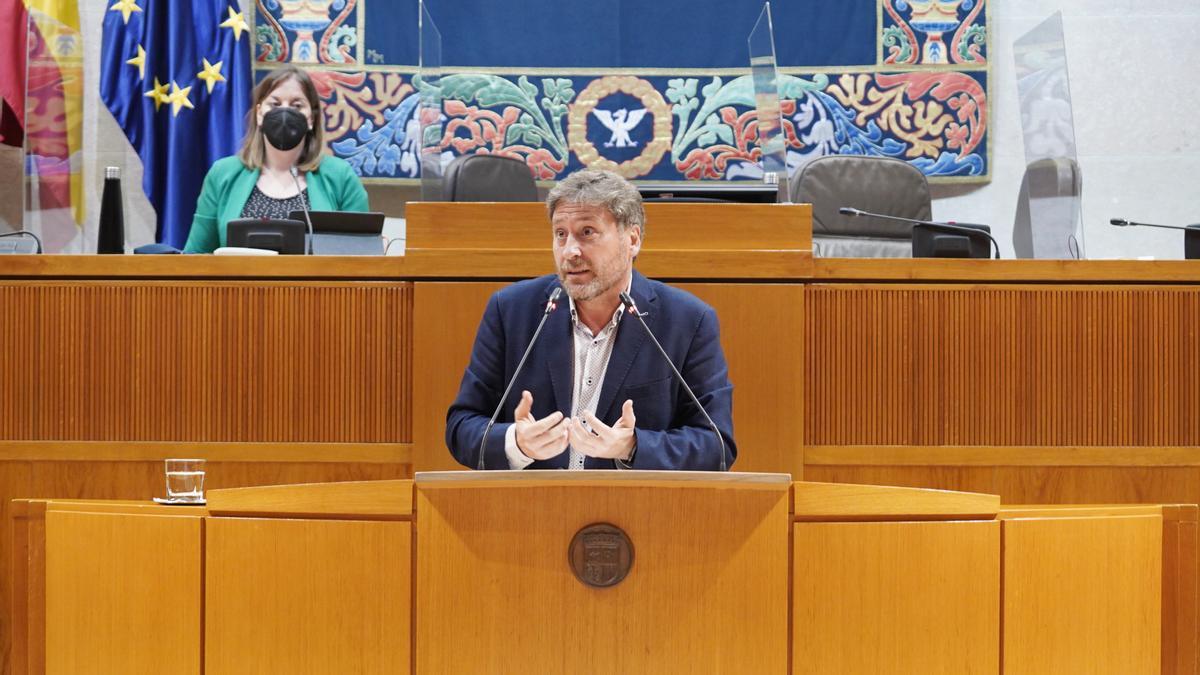 José Luis Soro, consejero de Vertebración del Territorio, Movilidad y Vivienda, en las Cortes.