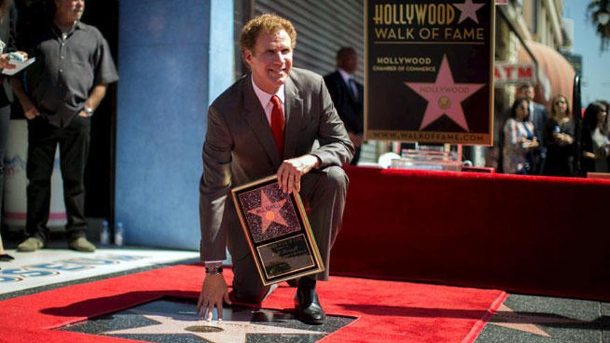 El actor Will Ferrell posa con su estrella.