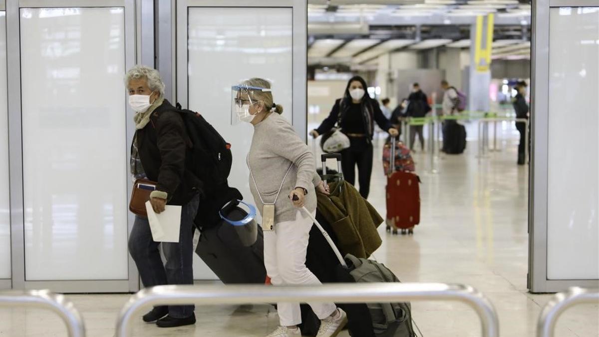 Pasajeros en el aeropuerto de Madrid Barajas