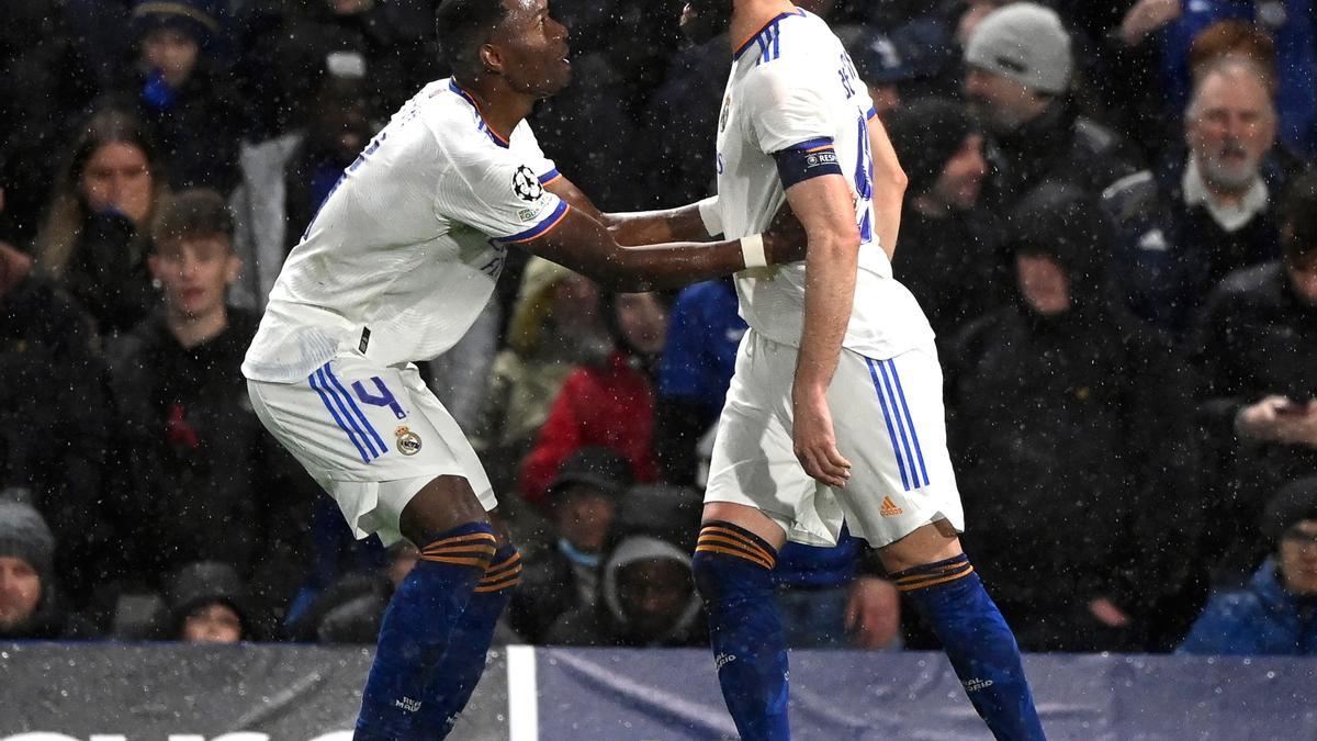 Benzema celebra uno de sus goles al Chelsea junto a Alaba.