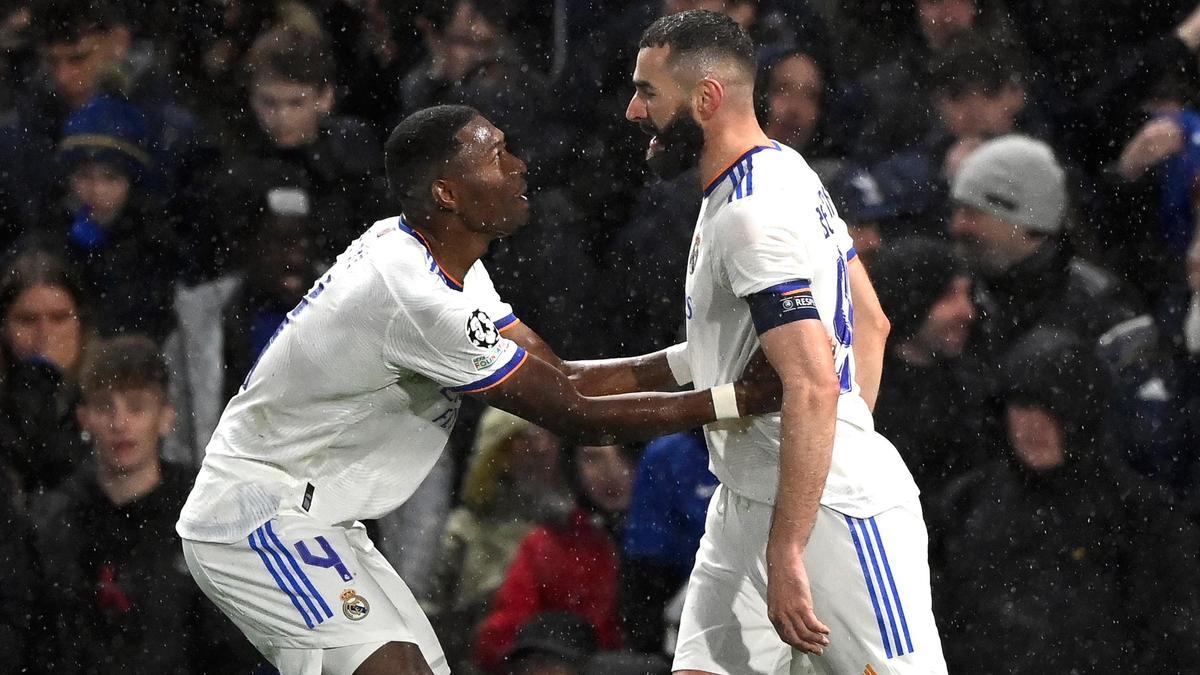 Benzema celebra uno de sus goles al Chelsea junto a Alaba.