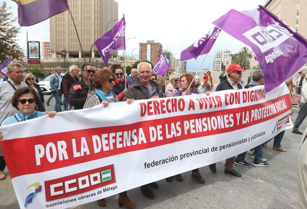 Miles de personas participan en la marcha convocada por los sindicatos para este martes, Día Internacional del Trabajo