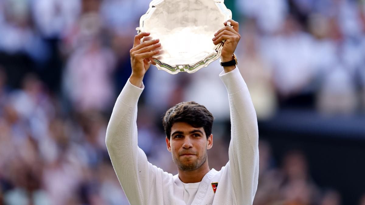 Alcaraz con el trofeo de subcampeón.