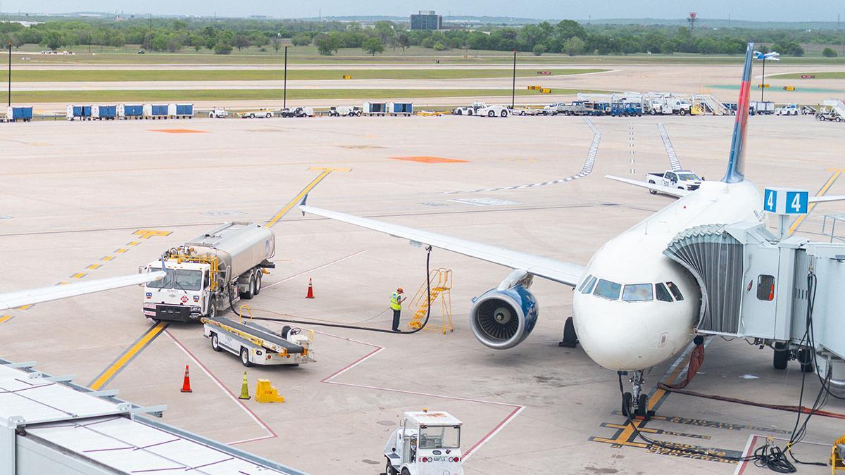 Un técnico se dispone a repostar un avión de Delta Airlines en el aeropuerto internacional de Austin-Bergrstrom, en Austin, Texas.