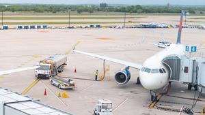 Un técnico se dispone a repostar un avión de Delta Airlines en el aeropuerto internacional de Austin-Bergrstrom, en Austin, Texas.
