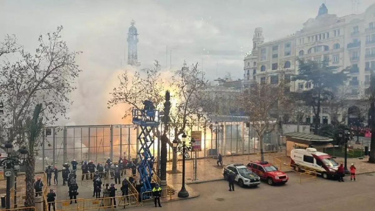 Truenos y relámpagos de pólvora en homenaje al pueblo valenciano
