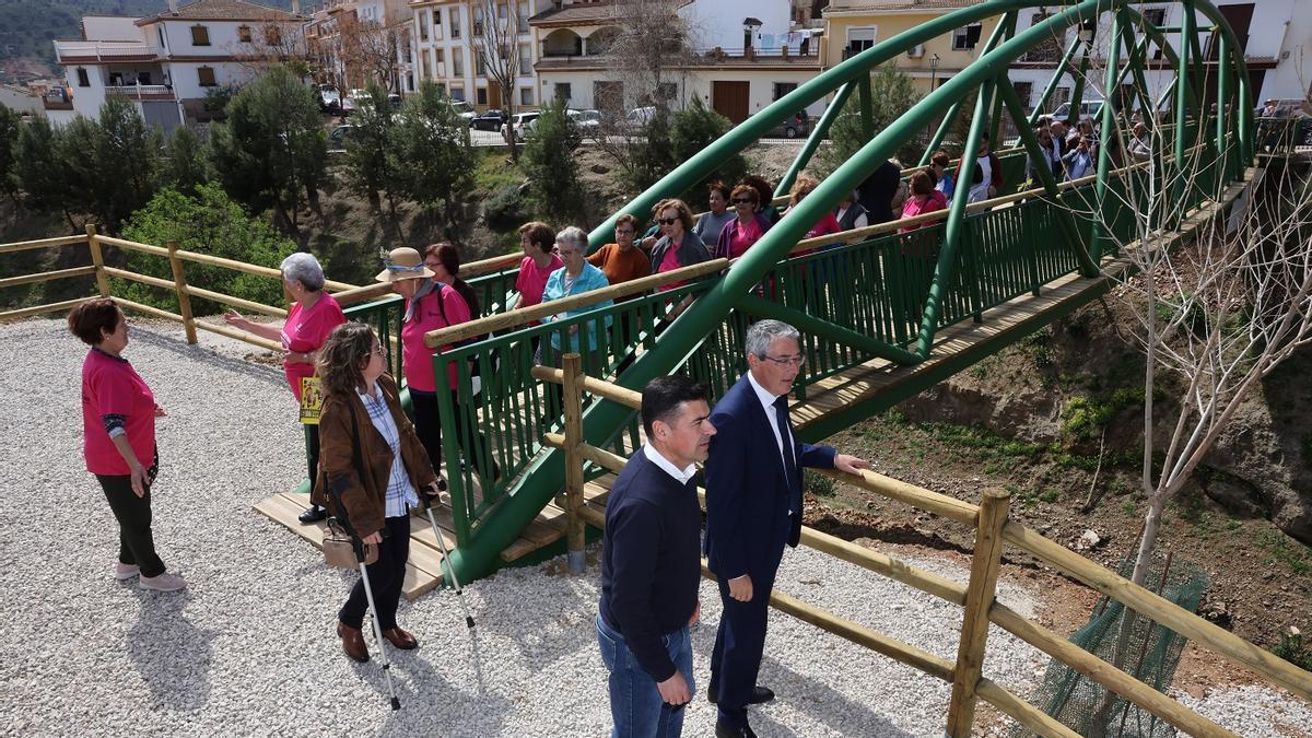 El nuevo puente de Riogordo tiene una estructura metálica con una pasarela de madera.