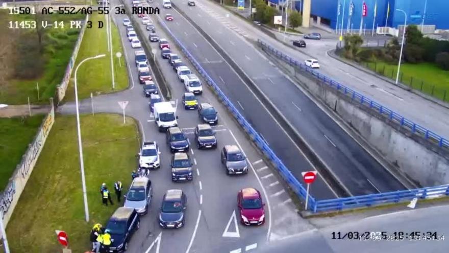 Un accidente entre tres coches provoca retenciones en la zona de Marineda