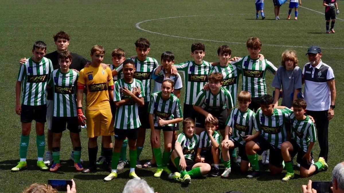 Jugadores de cantera del Lenense, la pasada temporada, en un encuentro.