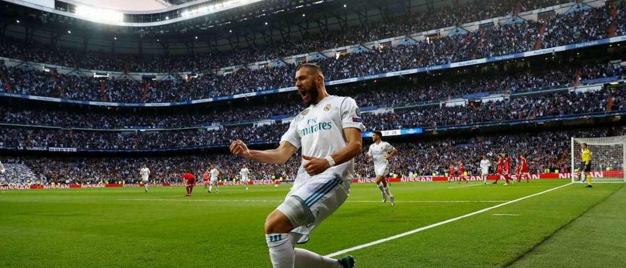 Benzema celebra uno de sus goles. // Kai Pfaffenbach