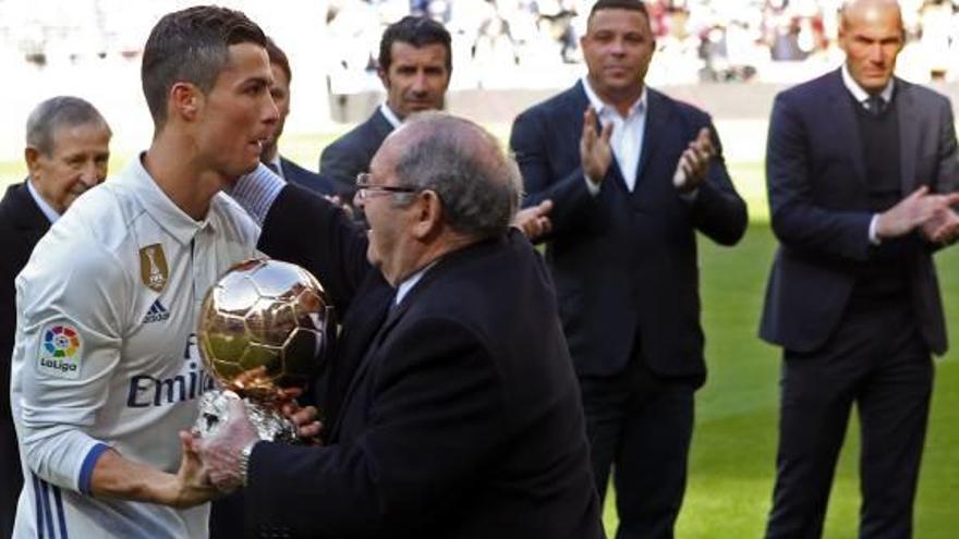 CR7 ofrece al Bernabéu su cuarto Balón de Oro