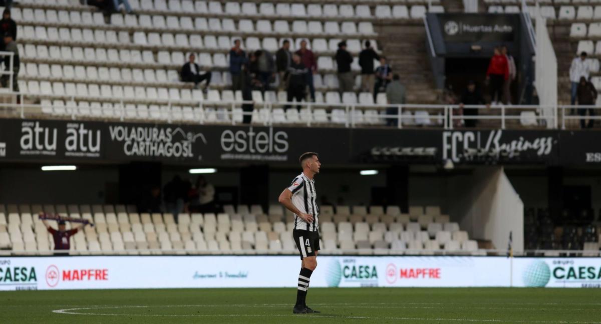 Alcalá, con los brazos en jarra en el centro del campo tras el pitido final con las gradas del estadio Cartagonova casi vacías. | LOYOLA PÉREZ DE VILLEGAS