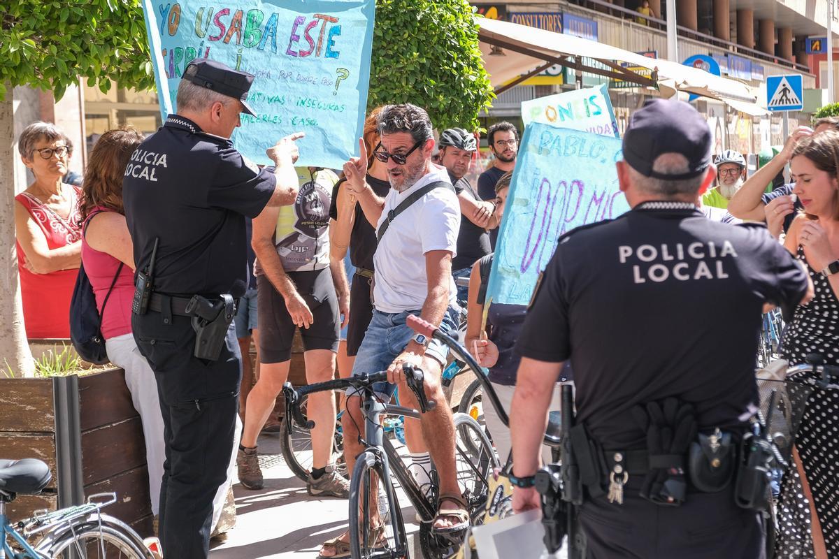 Usuarios se encaran a la Policía Local durante el desmantelamiento del carril bici en José María Buck