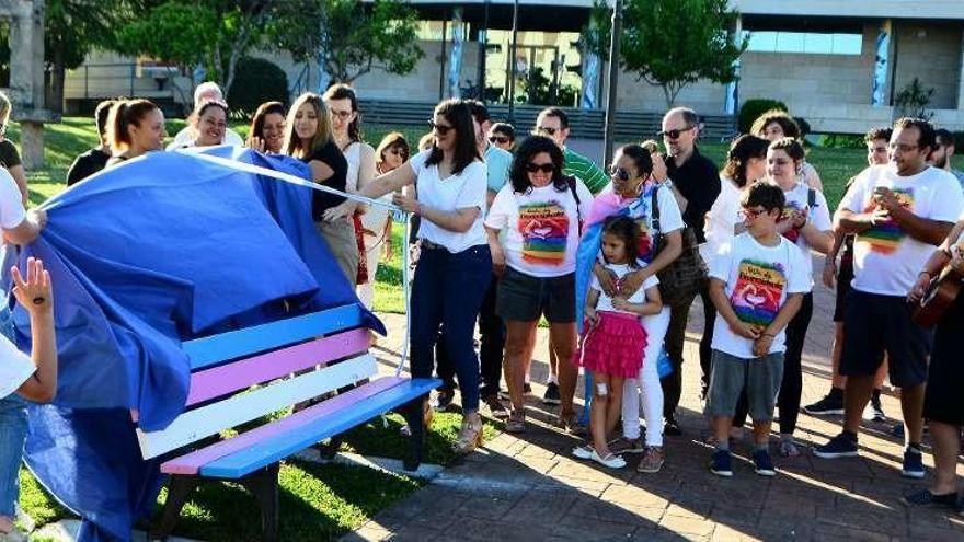 La inauguración del segundo banco dedicado en Moaña a la diversidad sexual. // Gonzalo Núñez