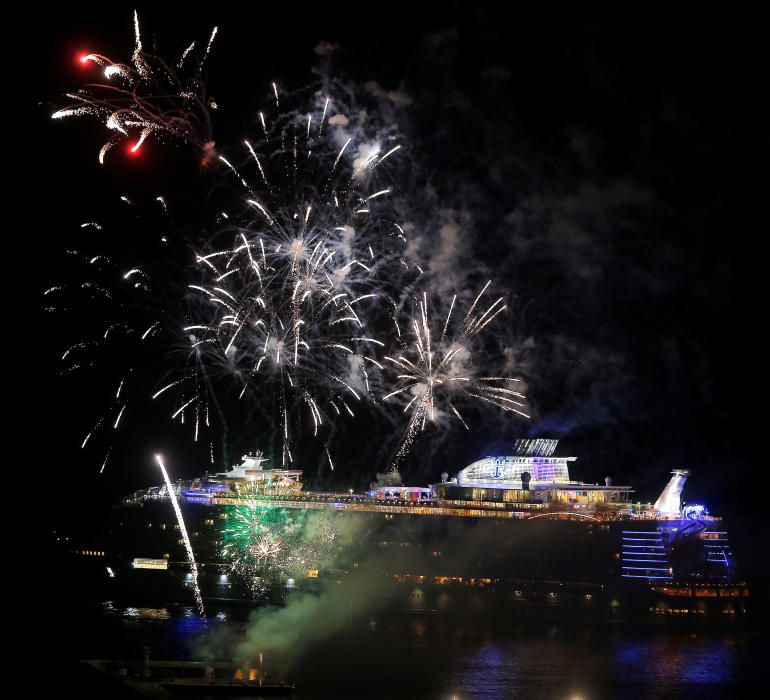 El megacrucero de Royal Caribbean abandonaba el puerto de Málaga el Martes Santo por la tarde bajo un espectáculo de fuegos artificiales.