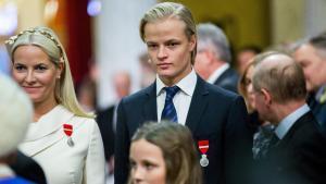 La Princesa Heredera Mette Marit (izq.) y su hijo Marius Borg Hoiby. 
