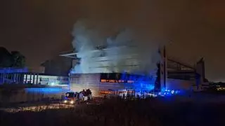 Los Bomberos intentan sofocar el indendio en el auditorio Rocío Jurado