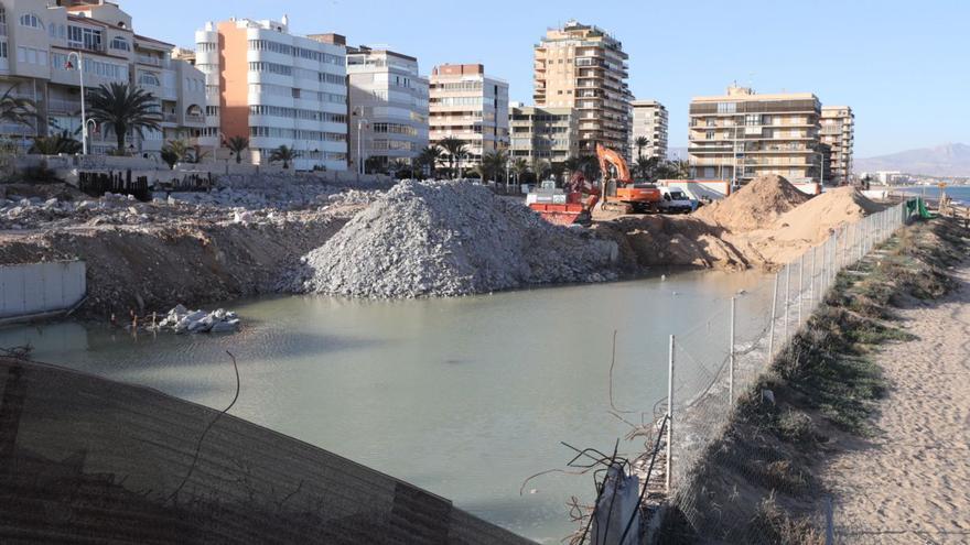Cuenta atrás para el desescombro del hotel de Arenales tres meses después del derribo