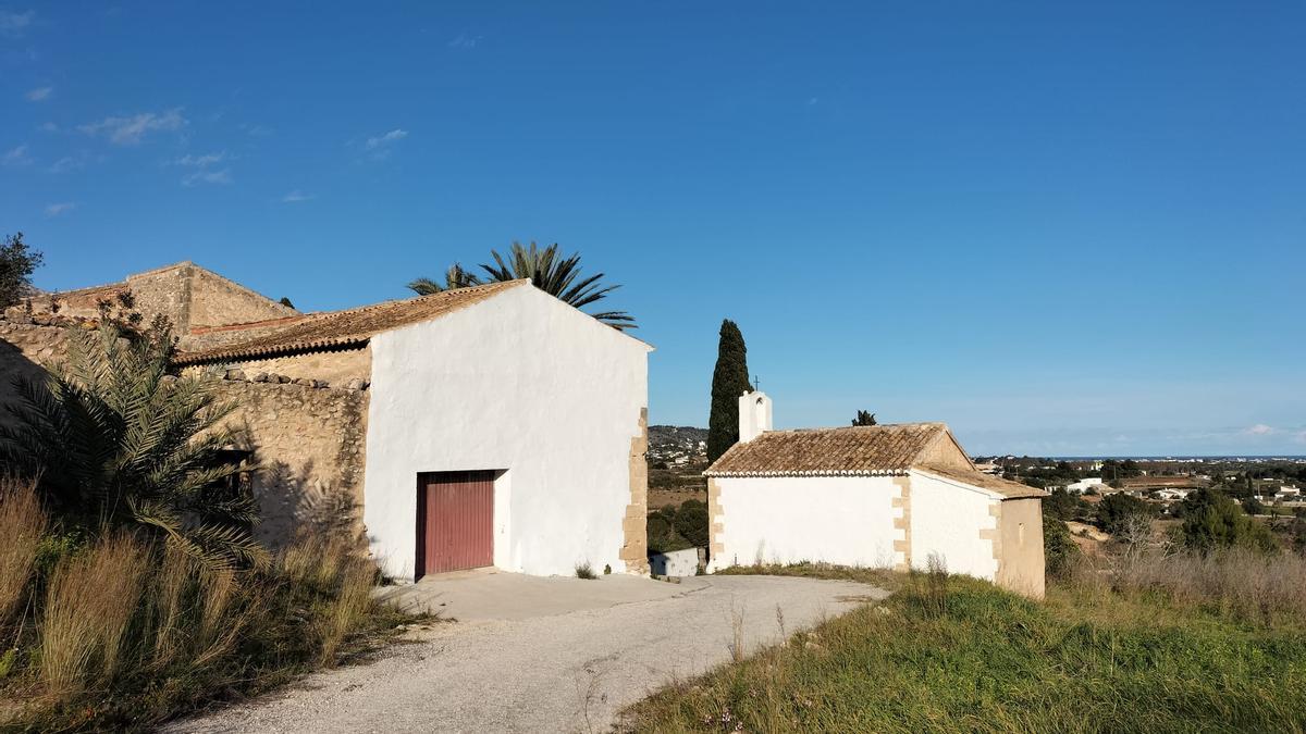 La alquería y la ermita de Benitzaina. La &quot;casa forta&quot; está en término de Dénia y la ermita en el de Xàbia