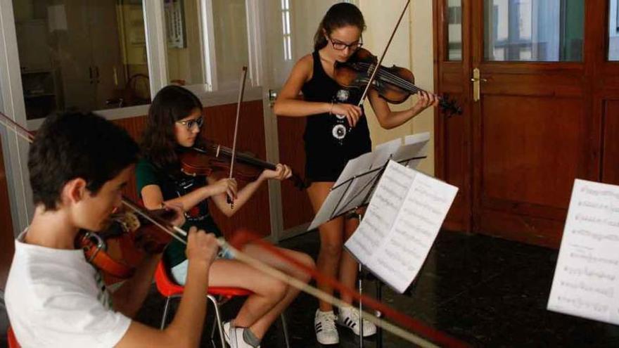 Varios violinistas practican una de las melodías.