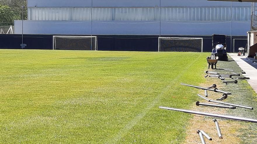 La oposición rechaza la instalación de césped artificial en el campo de Ponte dos Brozos