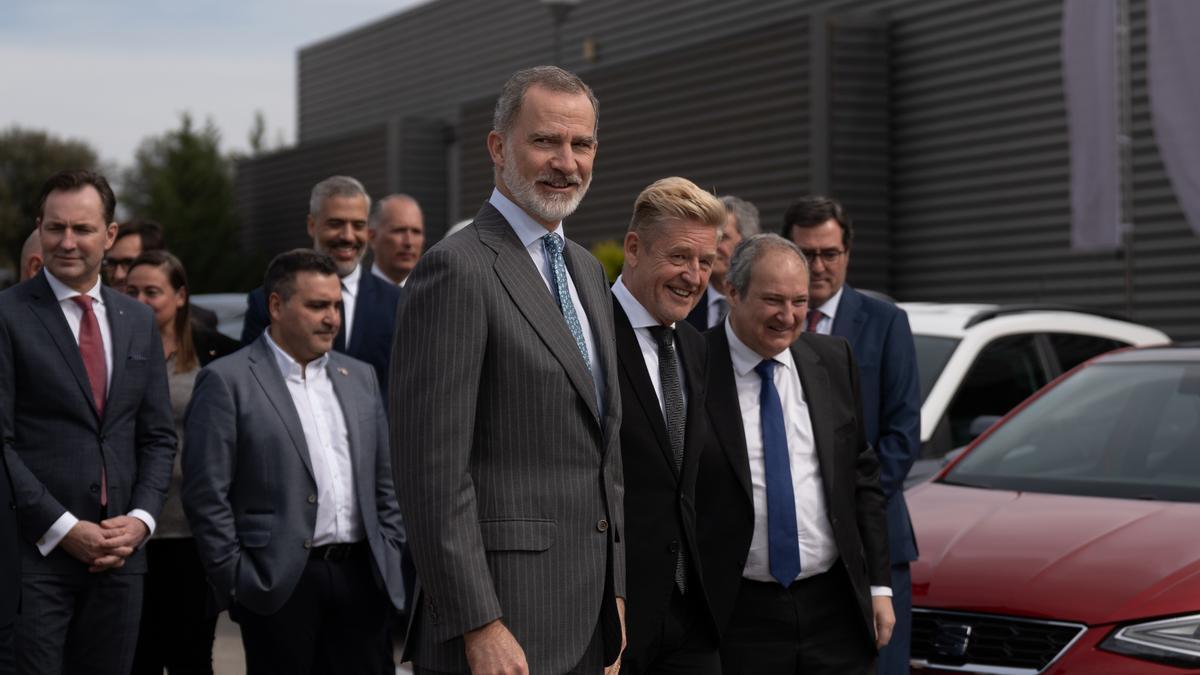 El Rey Felipe VI (c), el CEO de Seat, Wayne Griffiths (2d), y el ministro de Industria y Turismo, Jordi Hereu (d), a su llegada a la visita a las obras de la planta de ensamblaje de baterías de Seat