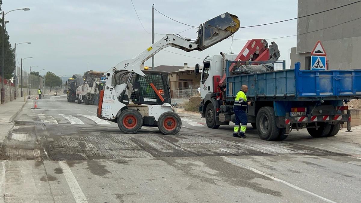 Arrancan los trabajos renovar el firme en la Rambla del Carmen de Cabezo de Torres.