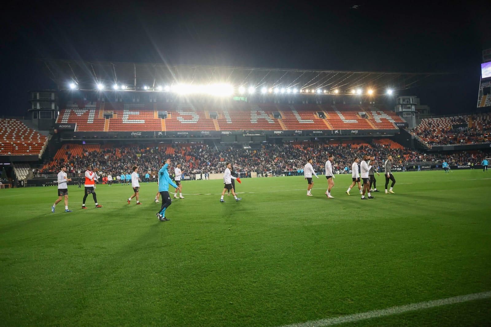 La afición se vuelca con el Valencia CF en el entrenamiento de Mestalla