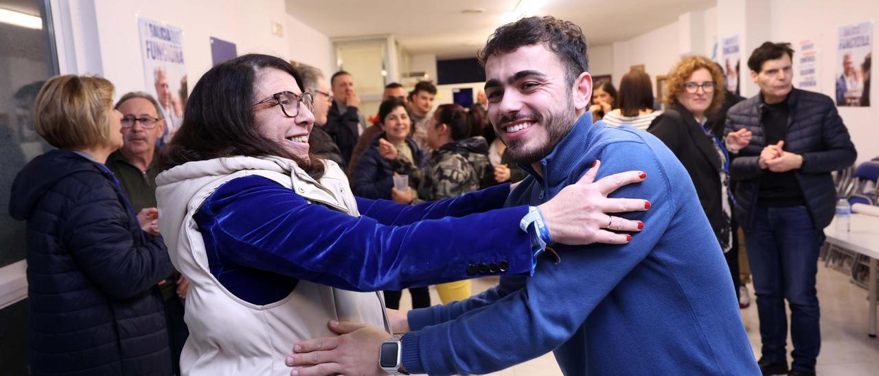 Raúl Santamaría se abraza a Elena Suárez, que también fue diputada autonómica, en la sede del PP de Vilagarcía.